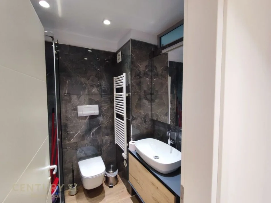 Tirane, jepet me qera apartament 3+1 Kati 3, 149 m² 1.400 € (TEG)