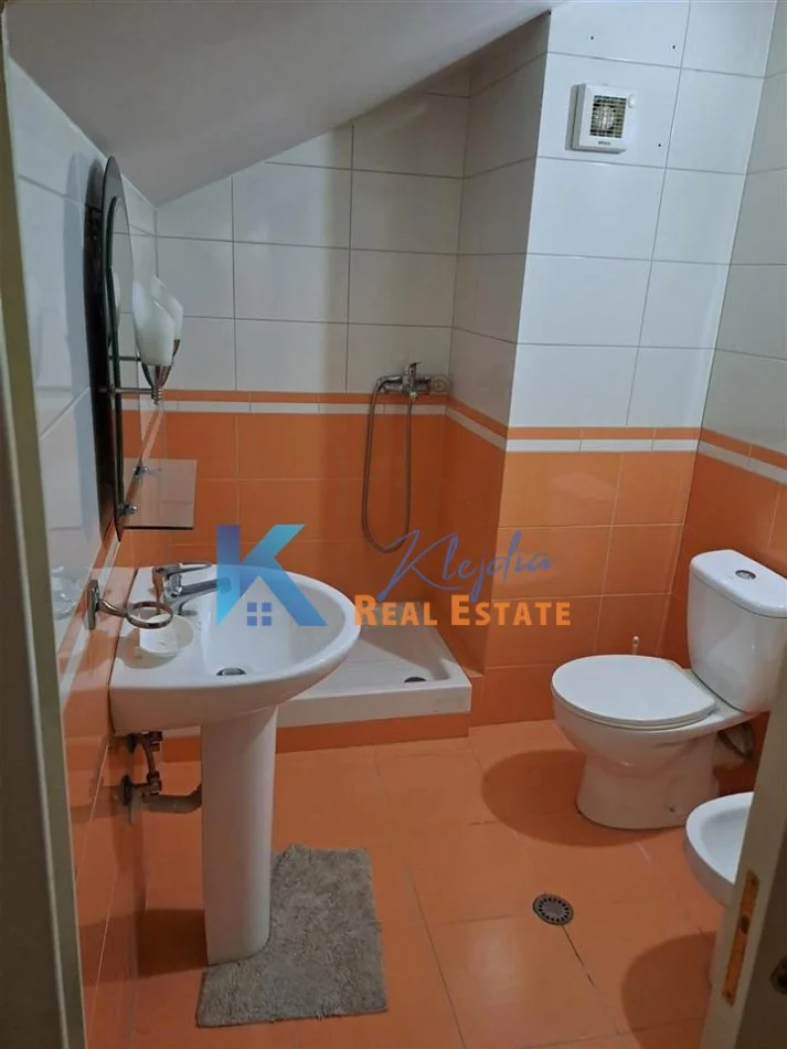Tirane, jap me qera apartament 2+1+Ballkon Kati 5, 110 m² 400 € (Liqeni i Thate)
