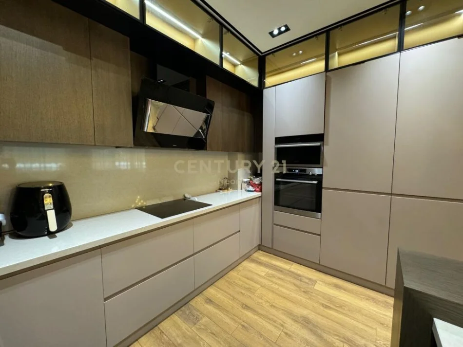 Tirane, shitet apartament 2+1 Kati 8, 138 m² 480.000 € (rruga e kavajes)