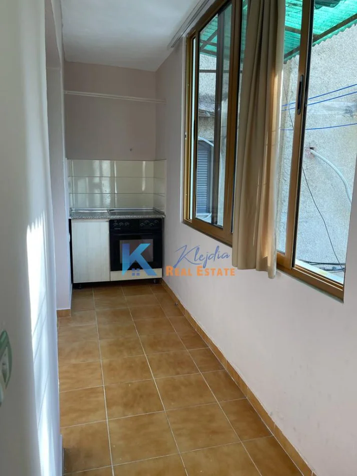 Tirane, jap me qera apartament 2+1+Ballkon Kati 2, 75 m² 400 € (Ali Dem)