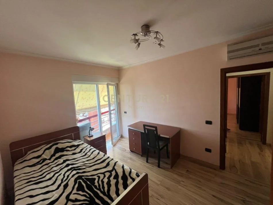 Tirane, jepet me qera apartament 2+1 Kati 4, 125 m² 850 € (Liqeni i thate)