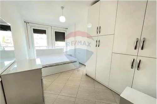 Tirane, jepet me qera apartament 1+1 Kati 3, 85 m² 500 € (Rruga Ali Spahia - Rruga e Dibrës - Shkolla e Kuqe)