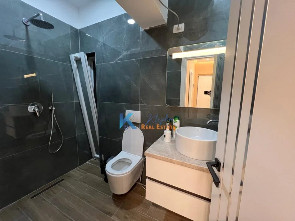 Tirane, jepet me qera apartament 1+1+Ballkon Kati 6, 55 m² 450€ (Pazari i Ri)