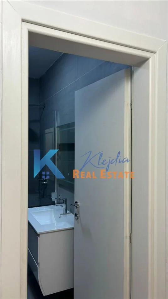 Tirane, jap me qera apartament 1+1+Ballkon Kati 1, 60 m² 400 € (Rruga 5 Maji)