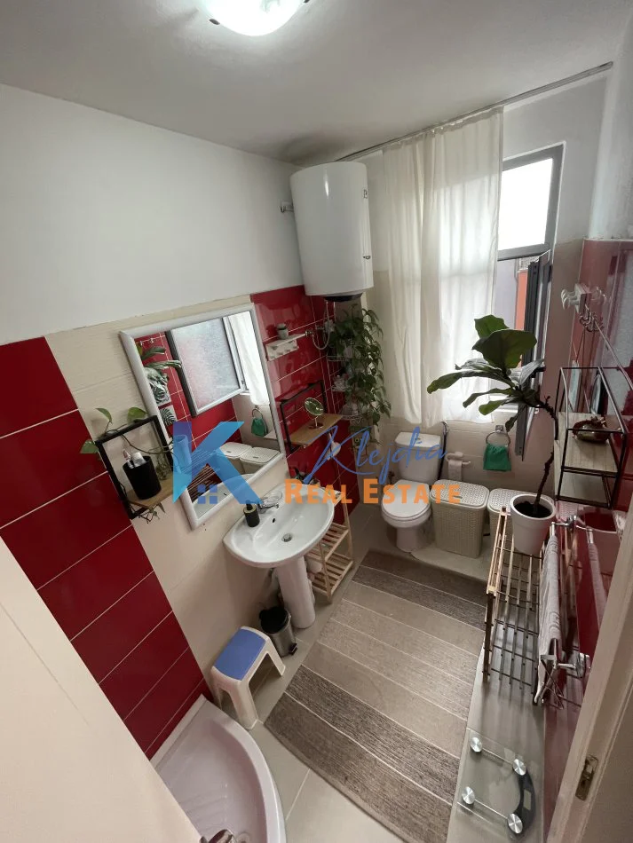 Tirane, jap me qera apartament 2+1+Ballkon Kati 1, 100 m² 900 € (Liqeni i Thate)