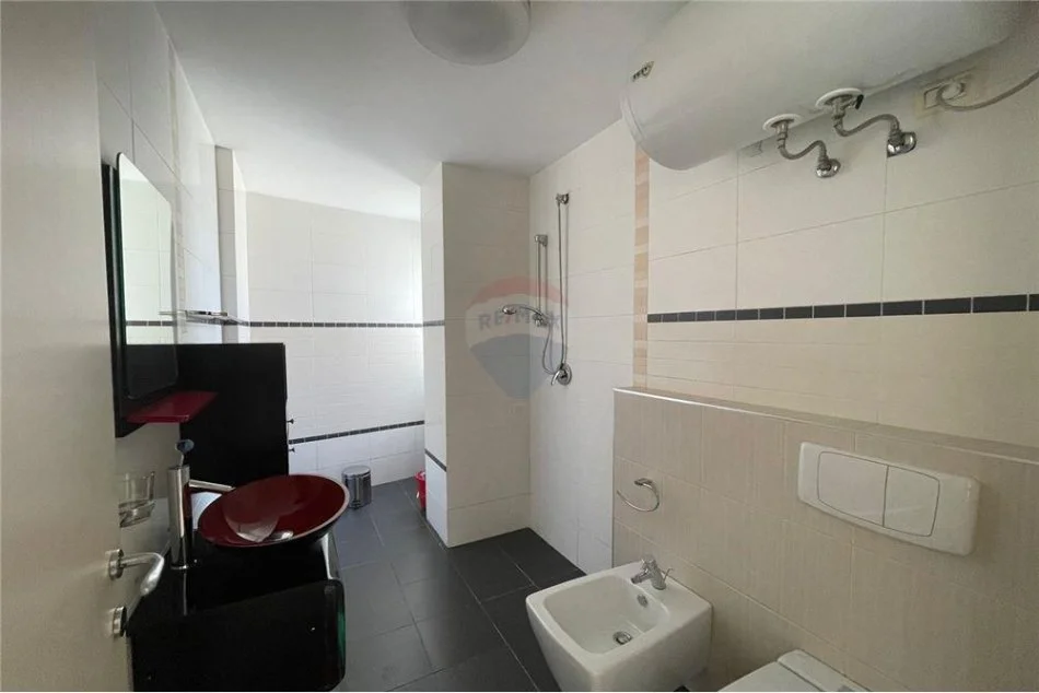 Tirane, jepet me qera zyre Kati 6, 146 m² 1.200 € (Rruga Abdyl Frasheri - Bllok - Libri Universitar)