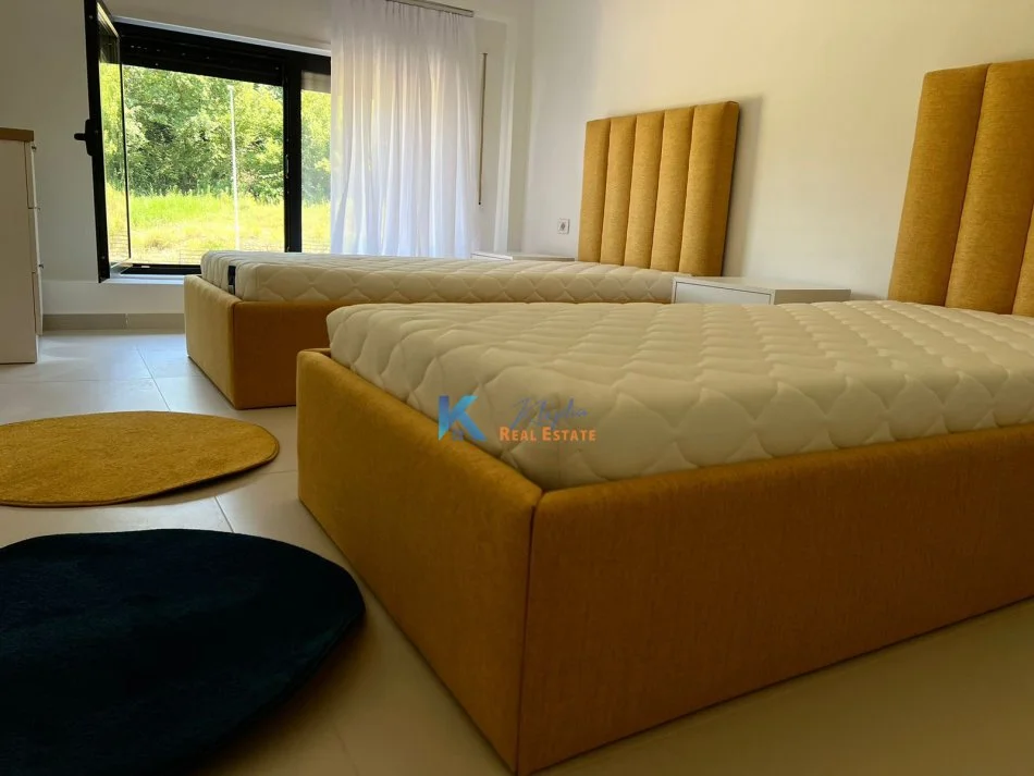 Tirane, jap me qera apartament 3+1+Ballkon Kati 1, 150 m² 1.300 € (Duplex per qira te Kodra e Diellit)