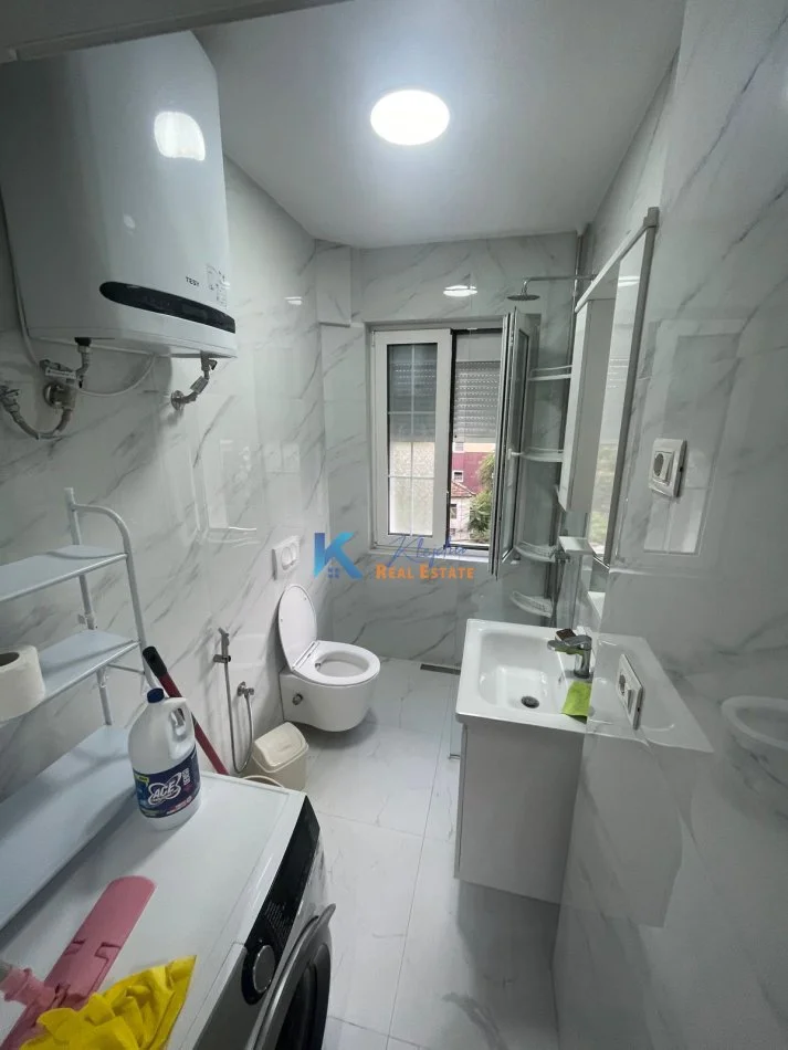 Tirane, jap me qera apartament 1+1+Ballkon Kati 3, 64 m² (1+1 per qira te Rruga Bardhyl)