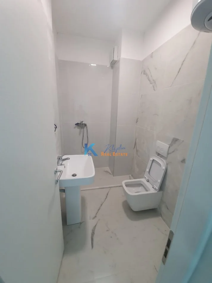 Tirane, jap me qera zyre Kati 2, 105 m² 800 € (Komuna e Parisit, Kompleksi Kika)