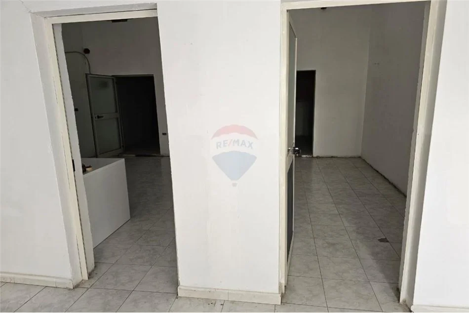 Tirane, jepet me qera ambjent biznesi Kati 2, 360 m² 800 € (Rruga "Dhimo Dhima")