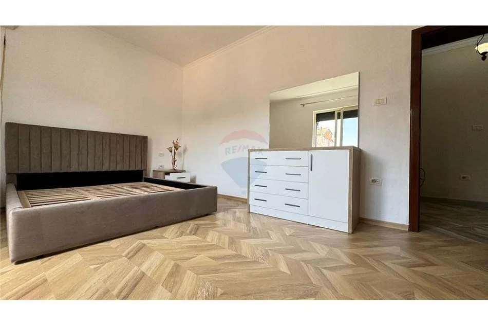Tirane, jepet me qera apartament 2+1 Kati 4, 80 m² 550 € (Tregu Elektrik - Shkolla e Baletit)