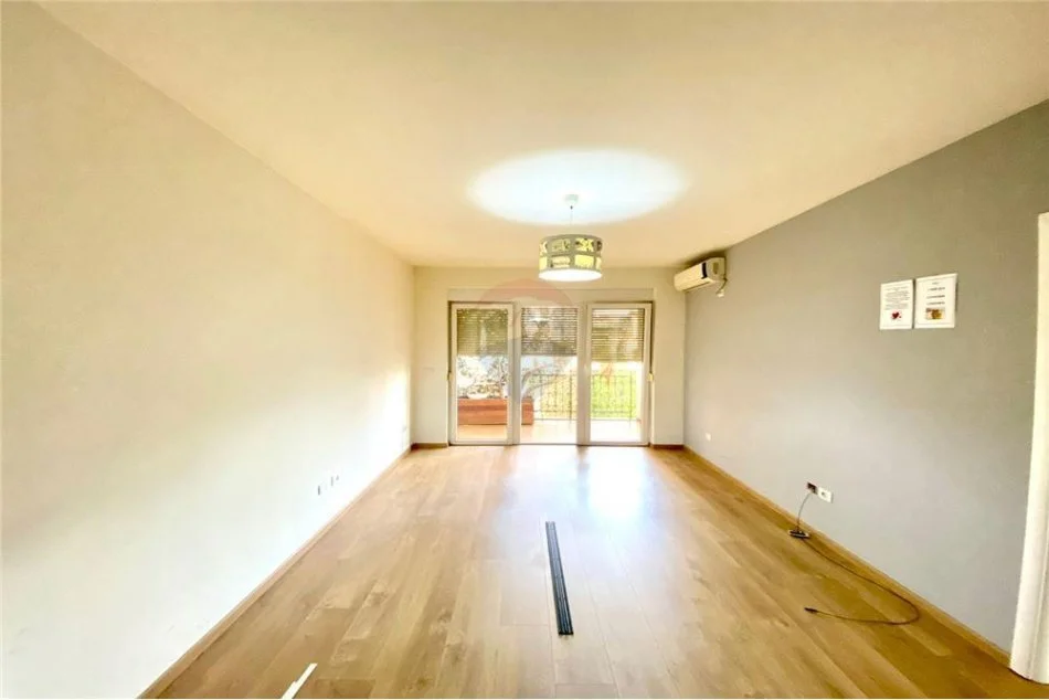 Tirane, jepet me qera zyre Kati 6, 160 m² 1.300 € (Mulliri i Vjeter - Rruga e Elbasanit)