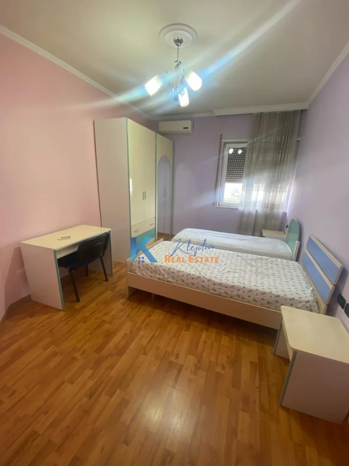 Tirane, jepet me qera apartament 3+1 Kati 12, 175 m² 600 € (Maternitetit te Ri)