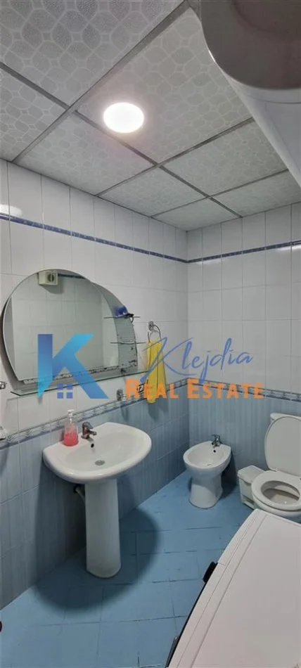 Tirane, jepet me qera apartament 3+1 Kati 5, 115 m² 750 € (21 Dhjetori, afer Supermarket Joena)