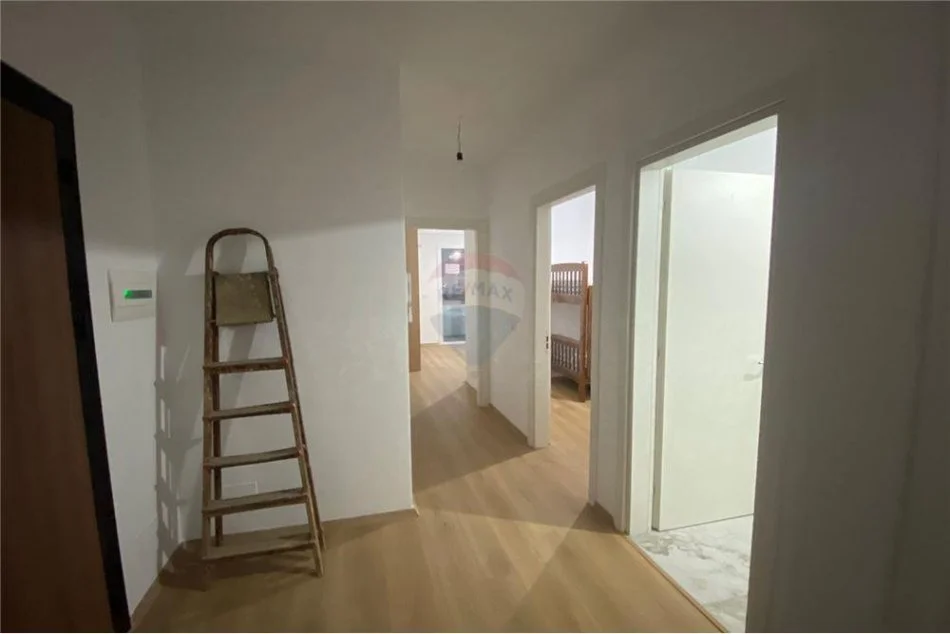 Tirane, jepet me qera apartament 2+1 , 80 m² 550 € (benjamin kruta - Fusha e Aviacionit)