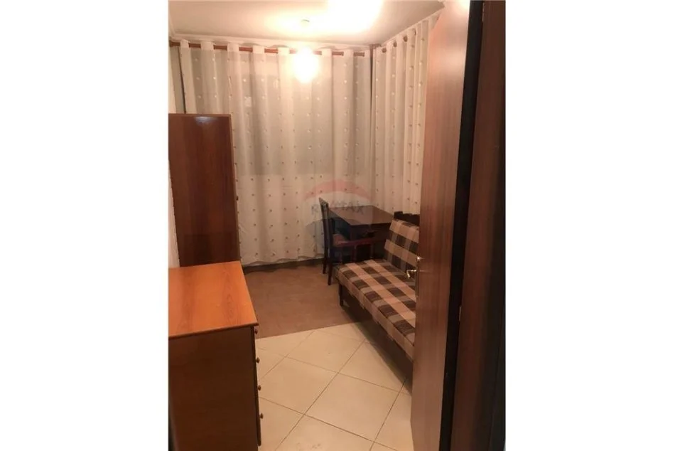 Tirane, jepet me qera apartament 2+1 Kati 2, 80 m² 400 € (besim alla - Yzberisht - Pallatet Cabej)
