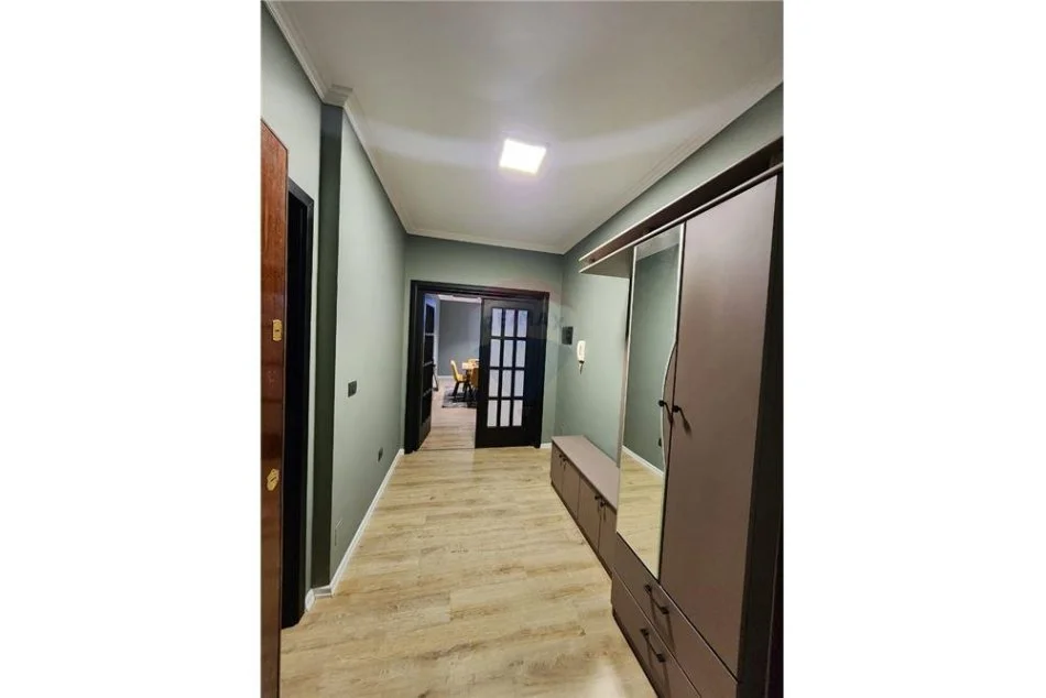 Tirane, jepet me qera apartament 3+1 Kati 4, 160 m² 1.000 € (Rruga e Kavajes - 21 Dhjetori)