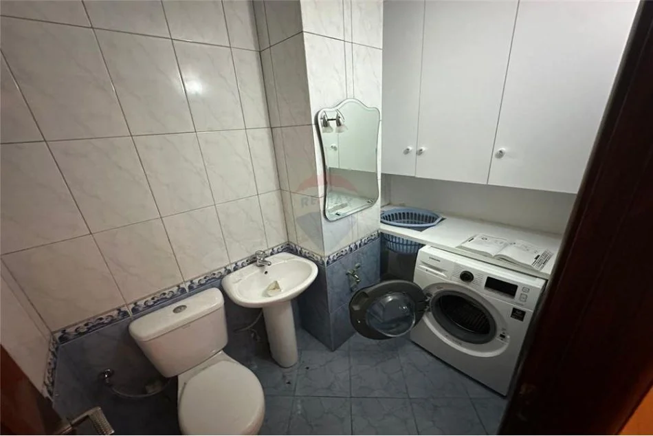Tirane, jepet me qera apartament 2+1 Kati 6, 100 m² 700 € (Prane Karburant Kastrati - Bulevardi Bajram Curri)