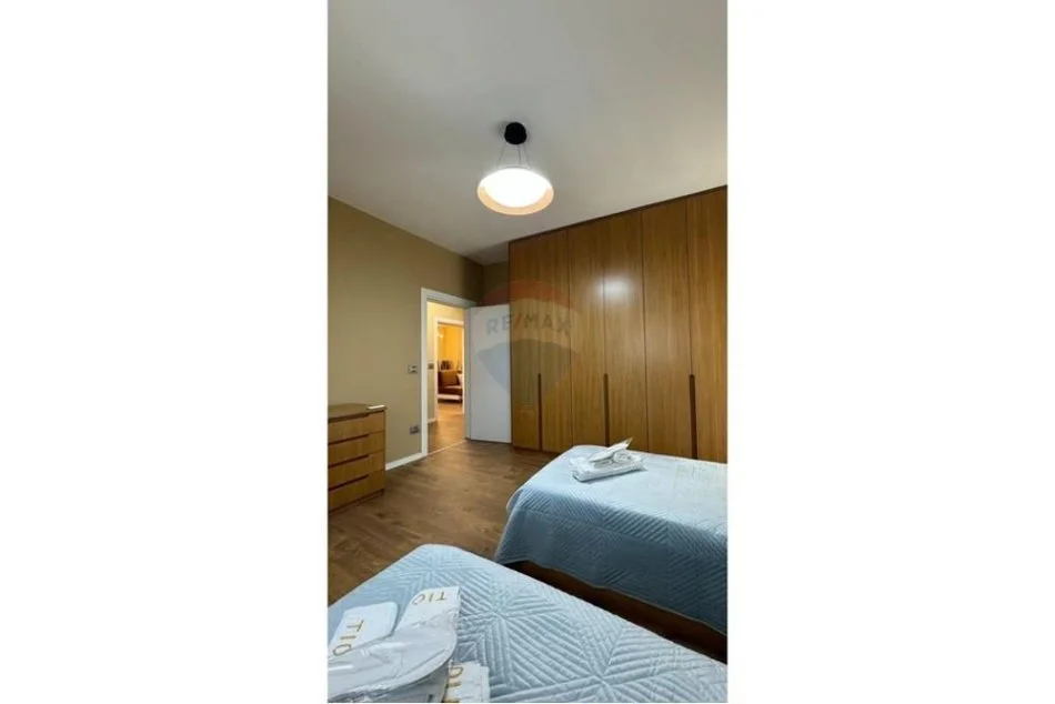 Tirane, jepet me qera apartament 2+1 , 113 m² 850 € (Komuna e Parisit - Kristal Center)