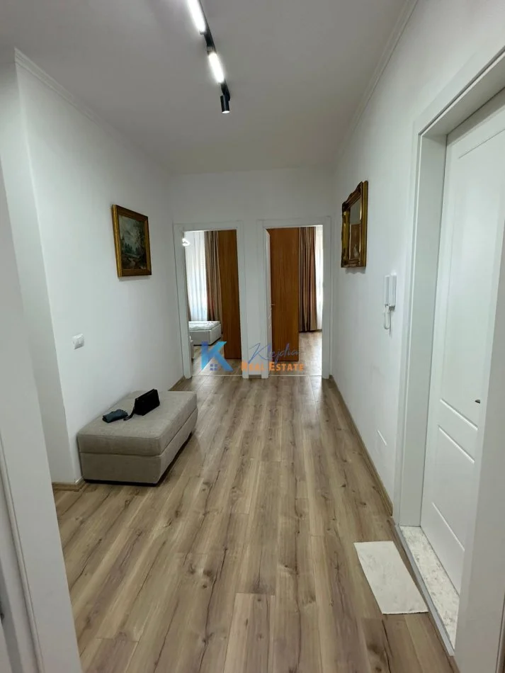 Tirane, jap me qera apartament 2+1+Ballkon Kati 6, 105 m² 650 € (Kinostudio)