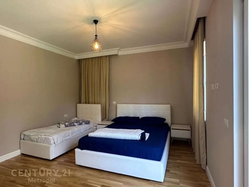 𝐓𝐢𝐫𝐚𝐧𝐞, 𝐣𝐞𝐩𝐞𝐭 𝐦𝐞 𝐪𝐞𝐫𝐚 𝐚𝐩𝐚𝐫𝐭𝐚𝐦𝐞𝐧𝐭 𝟐+𝟏 𝐊𝐚𝐭𝐢 𝟏, 𝟏𝟎𝟓 𝐦² 𝟏.𝟒𝟎𝟎 € (𝐐𝐞𝐧𝐝𝐫𝐚 𝐓𝐫𝐞𝐠𝐭𝐚𝐫𝐞 𝐓𝐄𝐆)