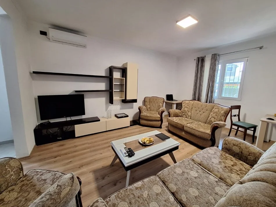 Tirane, jepet me qera Vile 2+1+Aneks+Ballkon Kati 1, 800 € (Laprake, prane Spitalit Ushtarak)