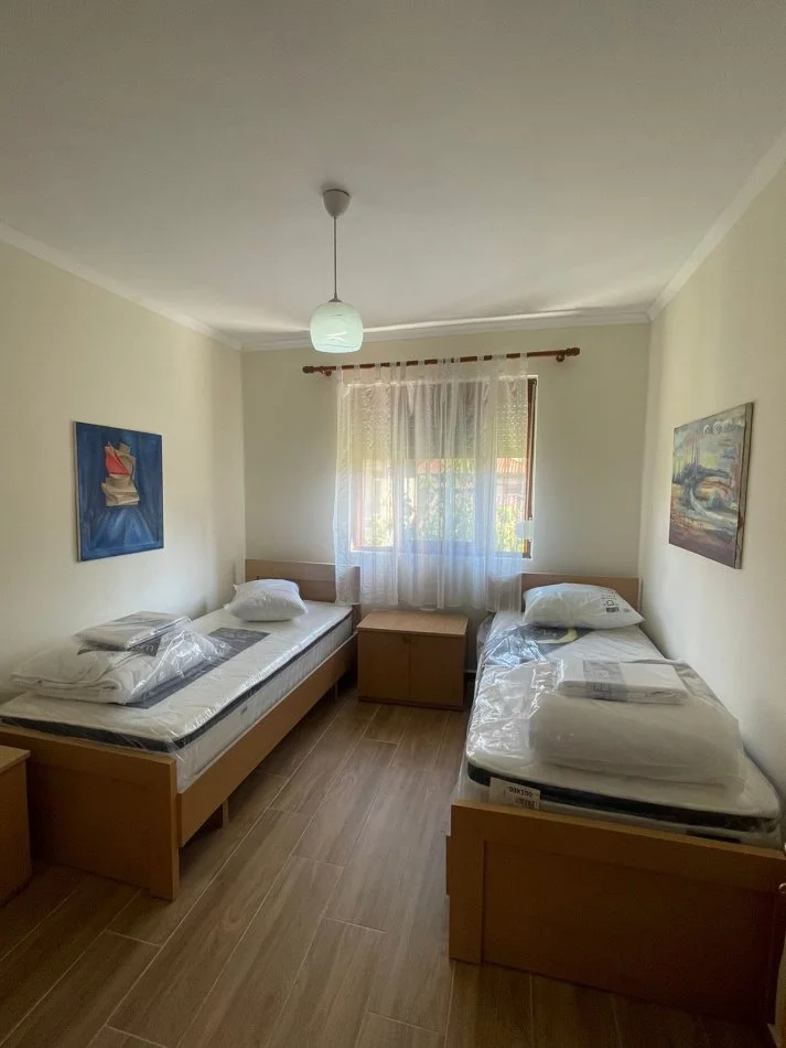 Tirane, jepet me qera apartament 2+1+Ballkon Kati 3, 77 m² 600 € (RRUGA E DURRESIT)
