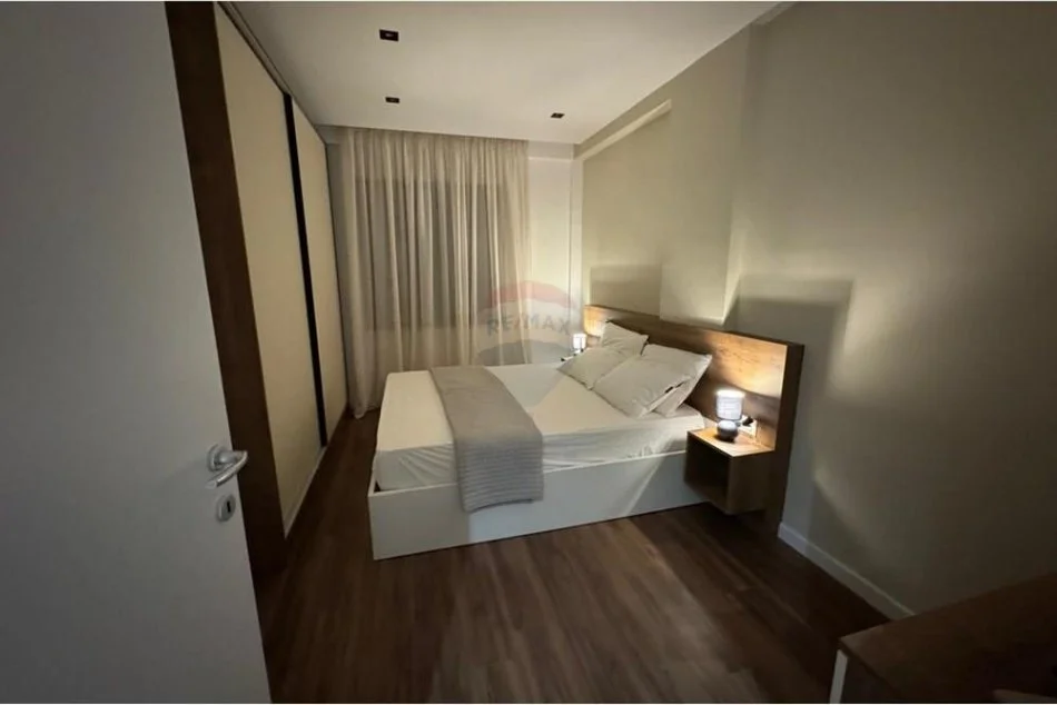 Tirane, jepet me qera apartament 1+1 Kati 5, 86 m² 800 € (Pazari i Ri)