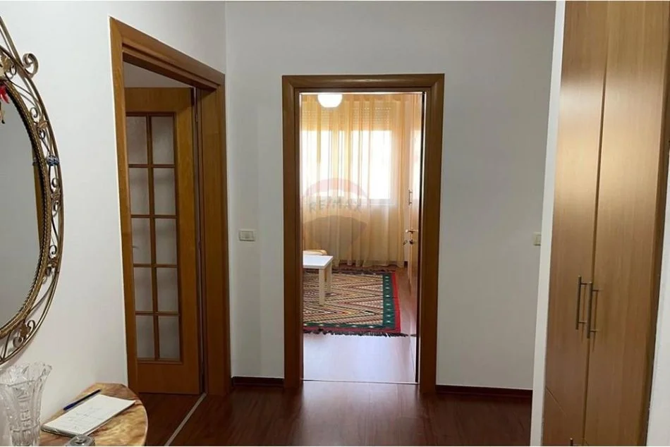 Tirane, jepet me qera apartament 2+1 Kati 9, 110 m² 800 € (Komuna e Parisit)