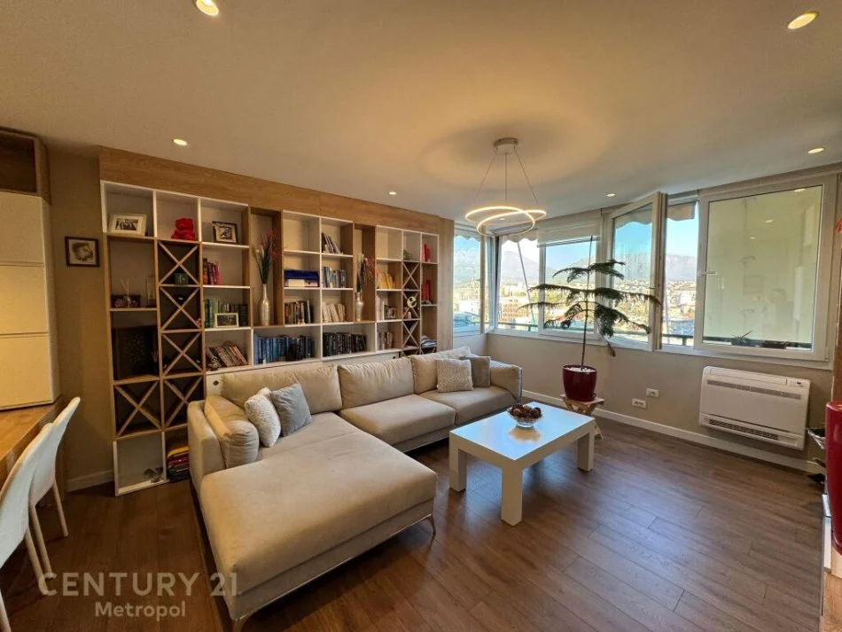 𝐓𝐢𝐫𝐚𝐧𝐞, 𝐣𝐞𝐩𝐞𝐭 𝐦𝐞 𝐪𝐞𝐫𝐚 𝐚𝐩𝐚𝐫𝐭𝐚𝐦𝐞𝐧𝐭 𝟐+𝟏 𝐊𝐚𝐭𝐢 𝟕, 𝟏𝟎𝟑 𝐦² 𝟗𝟎𝟎 € (𝐑𝐫𝐮𝐠𝐚 𝐞 𝐄𝐥𝐛𝐚𝐬𝐚𝐧𝐢𝐭)