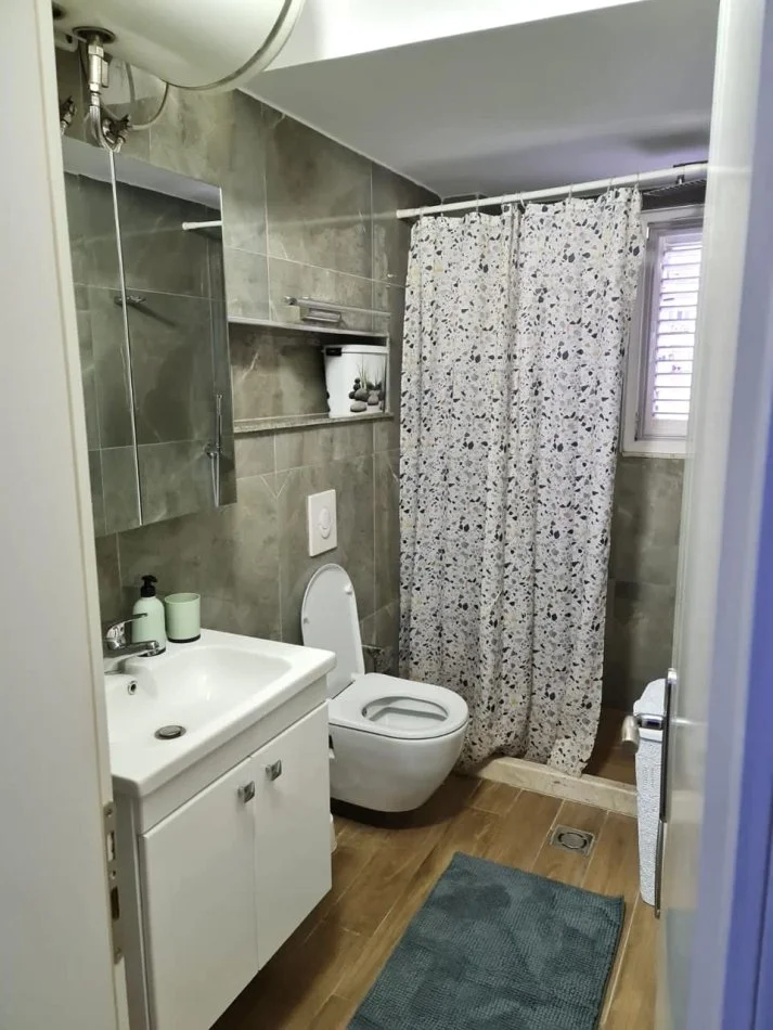 Tirane, jepet me qera apartament 2+1+Ballkon Kati 3, 85 m² 550 € (xhamia e tabakeve)