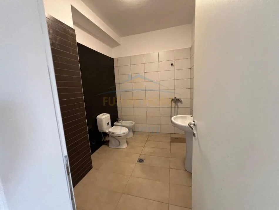 Tirane, jepet me qera apartament 3+1+Ballkon Kati 4, 144 m² 700 € (Liqeni i Thate)