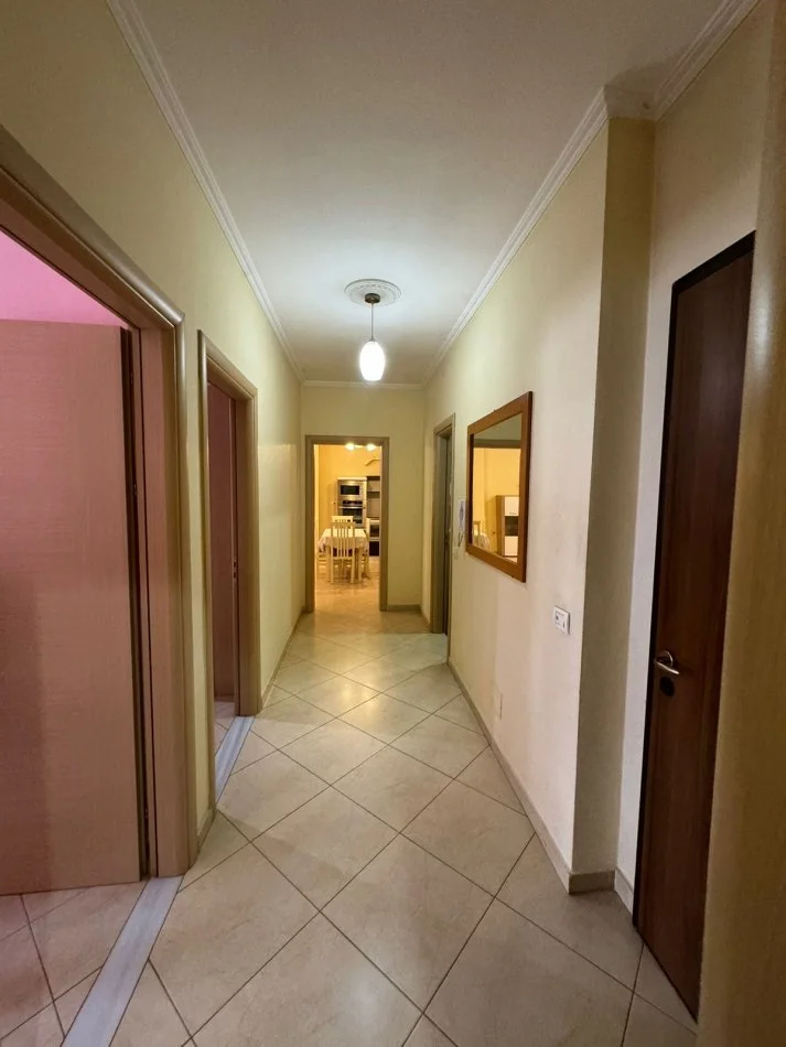 Tirane, jepet me qera apartament 2+1+Ballkon Kati 7, 120 m² 450 € (astir)