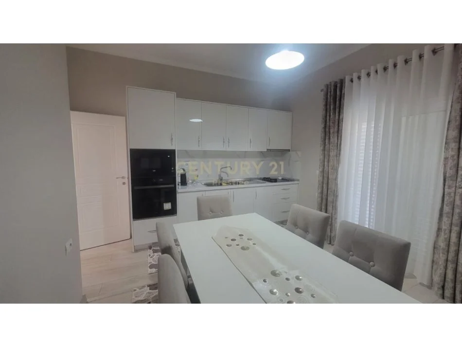 𝐓𝐢𝐫𝐚𝐧𝐞, 𝐣𝐞𝐩𝐞𝐭 𝐦𝐞 𝐪𝐞𝐫𝐚 𝐚𝐩𝐚𝐫𝐭𝐚𝐦𝐞𝐧𝐭 𝟐+𝟏 𝐊𝐚𝐭𝐢 𝟐, 𝟏𝟐𝟓 𝐦² 𝟔𝟎𝟎 € (𝐕𝐢𝐥𝐚𝐭 𝐀𝐦𝐞𝐫𝐢𝐤𝐚𝐧𝐞, 𝐕𝐢𝐥𝐚𝐭 𝐆𝐣𝐞𝐫𝐦𝐚𝐧𝐞)