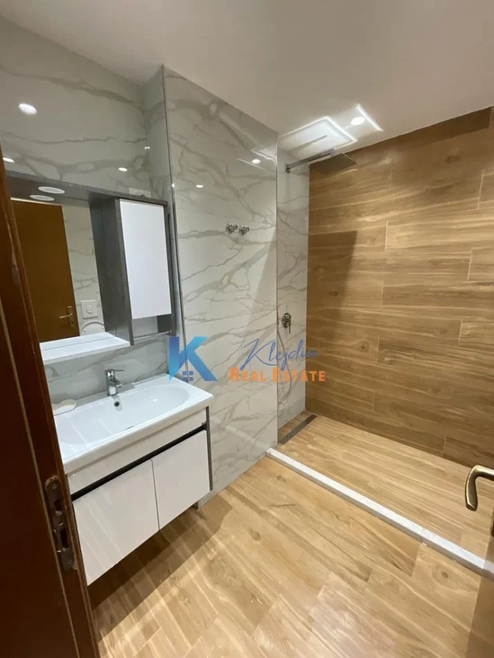 Tirane, jepet me qera apartament 2+1 , 120 m² (Zog te Zi, afer Ring Center)