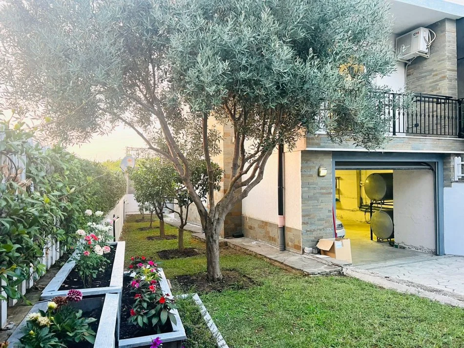 Tirane, jepet me qera Vile 4+1+Ballkon Kati 3, 250 m² 2.000 € (rruga e vilave)