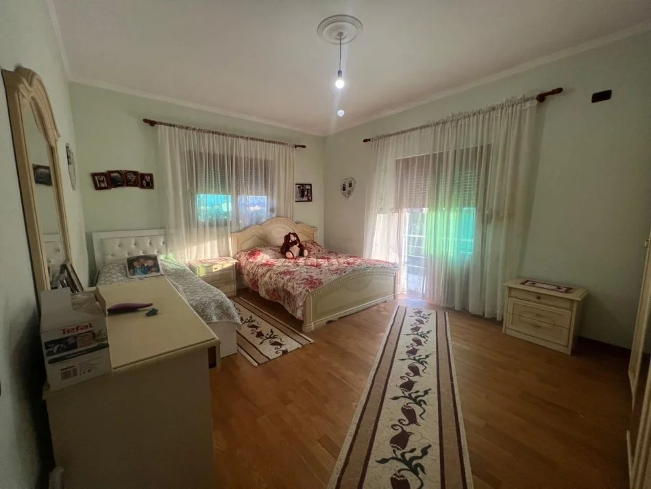 Tirane, shitet Vile 3 Katshe , 2.200 m² 550.000 € (kamez)