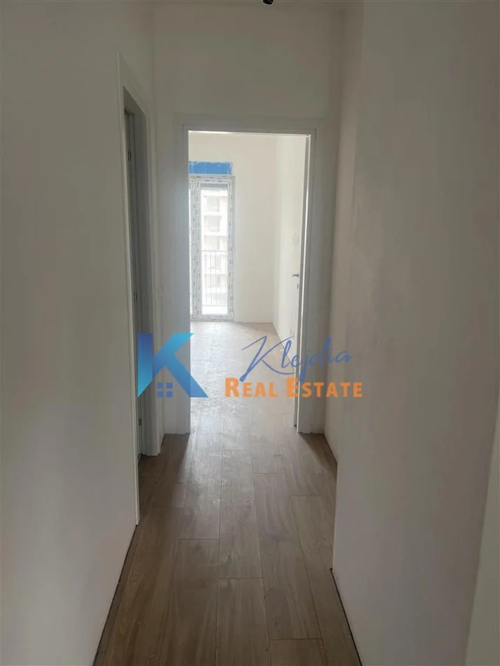 Tirane, jepet me qera apartament 3+1 Kati 4, 148 m² (Bulevardi i Ri, kompleksi Orbital 1)
