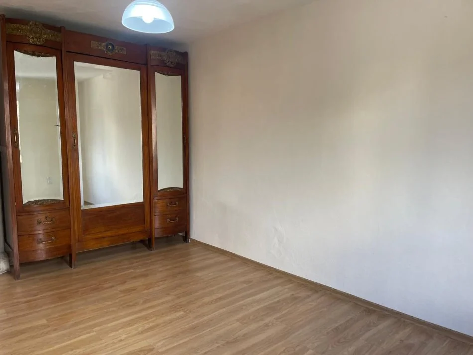 Tirane, jepet me qera apartament 2+1 Kati 3, 75 m² 400 € (Brryli)