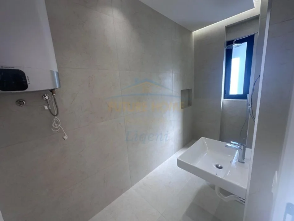 Tirane, shitet 2+1+Ballkon Kati 3, 200,000 € (Porcelan)