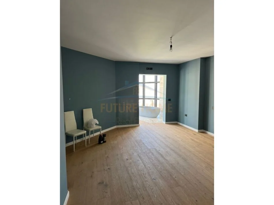 Vlore, shitet apartament 3+1 Kati 8, 180 m² 300.000 € (Bulevardi Ismail Qemali)