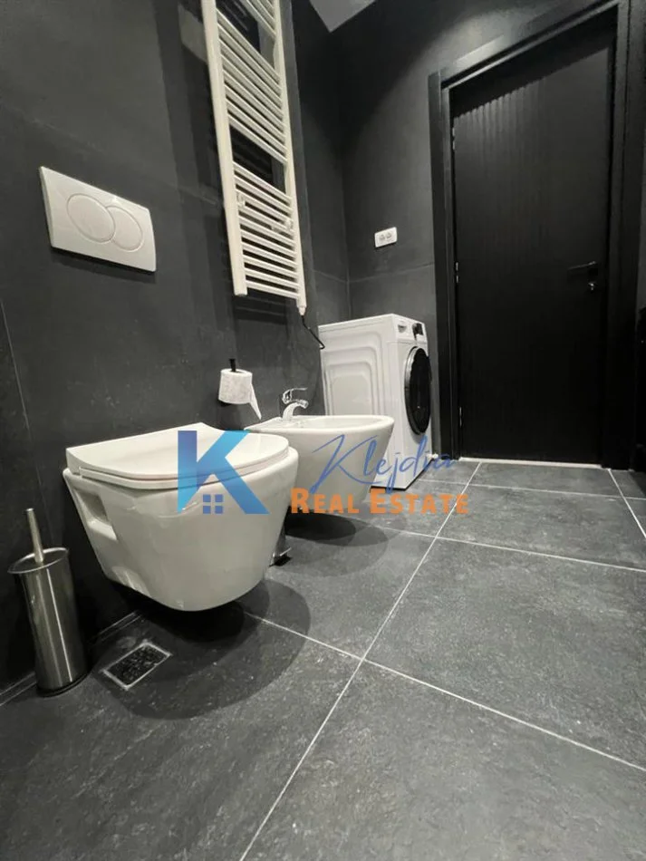 Tirane, jepet me qera apartament 2+1 Kati 4, 64 m² 1.500 € (Rruga e Barrikadave, afer shkolles Lidhja e Prizrenit)