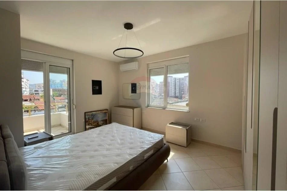 Tirane, jepet me qera apartament 2+1 Kati 3, 110 m² 800 € (Rruga e Kavajës)