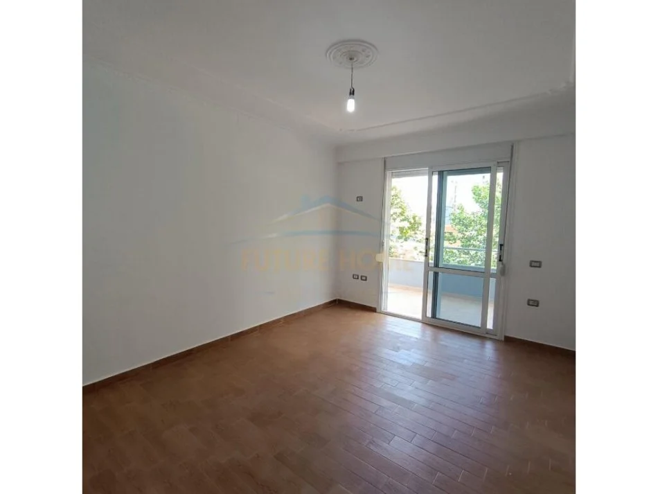 Vlore, shitet apartament 2+1 Kati 2, 106 m² 200.000 € (Lungomare)