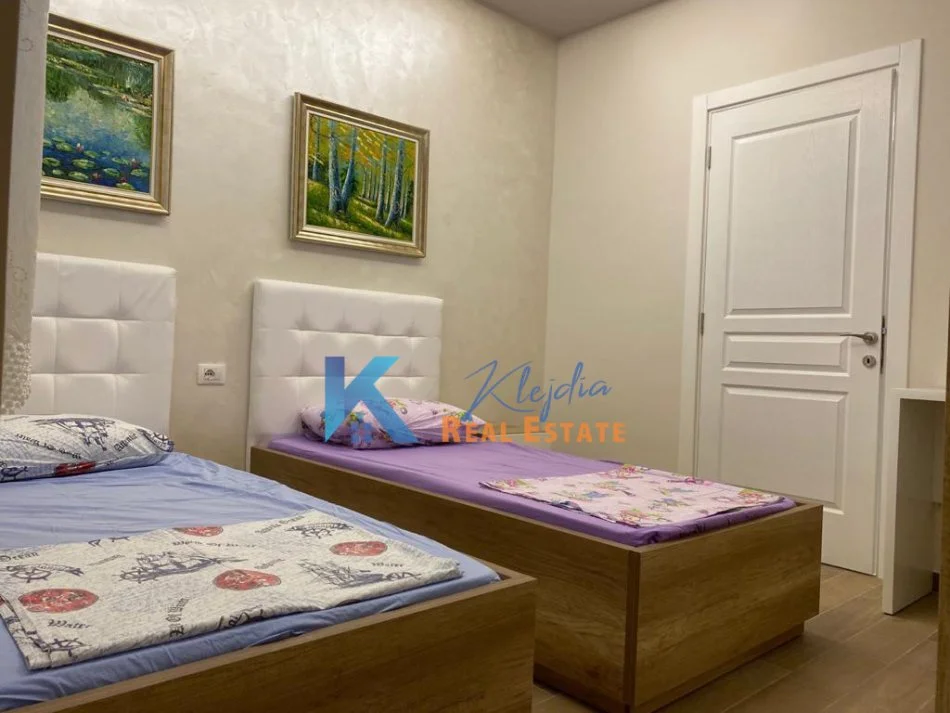 Tirane, jepet me qera apartament 2+1 Kati 4, 110 m² 550 € (Rruga e Kavajes, ne kompleksin Golden Park)