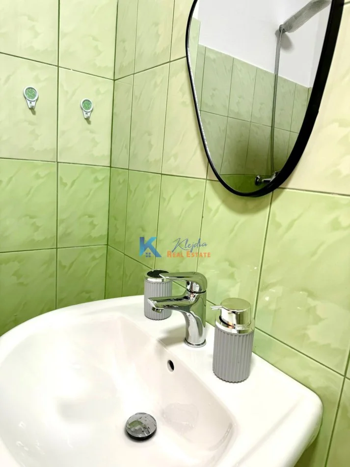 Tirane, jap me qera apartament Kati 4, 45 m² 530 € (Komuna e Parisit, afer Kristal Center)