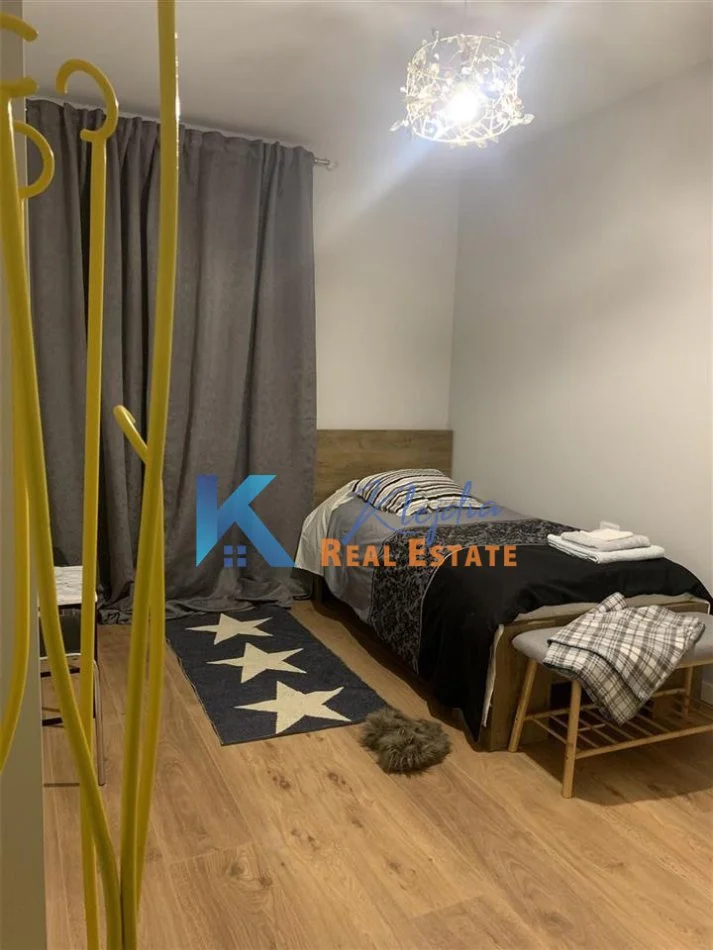 Tirane, jap me qera apartament 2+1+Ballkon Kati 4, 93 m² 750 € (Kompleksi Kontakt ne zonen e 21 Dhjetorit)
