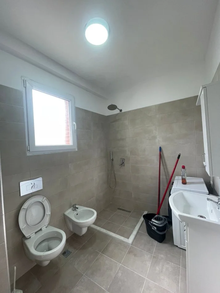 Tirane, jepet me qera apartament 2+1+Ballkon Kati 2, 600 € (Rruga Artan Lenja)