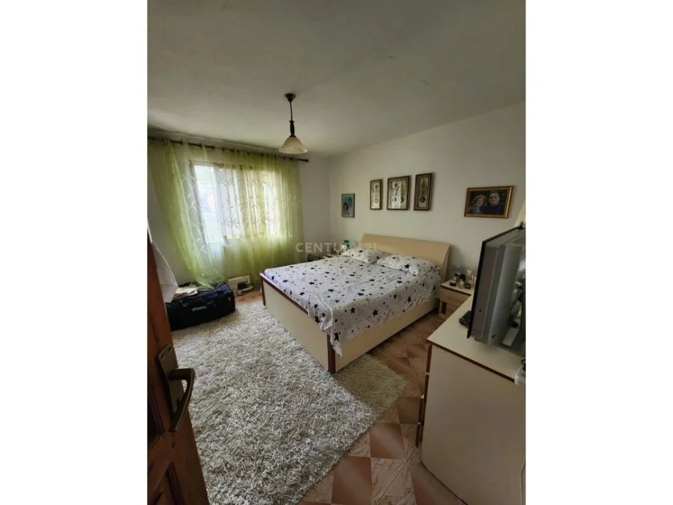 Tirane, jepet me qera apartament 2+1+Ballkon Kati 2, 132 m² 450 € (Adresa: Shkozë)
