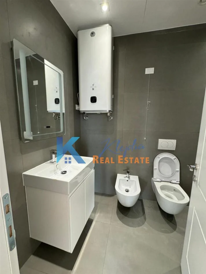 Tirane, jap me qera apartament 2+1+Ballkon Kati 5, 120 m² 1.500 € (Liqeni, Rezidenca Lake View)